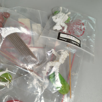 Elastolin Figuren Konvolut ca. 50 Miniaturen – Ritter, Pferde & Zubehör
