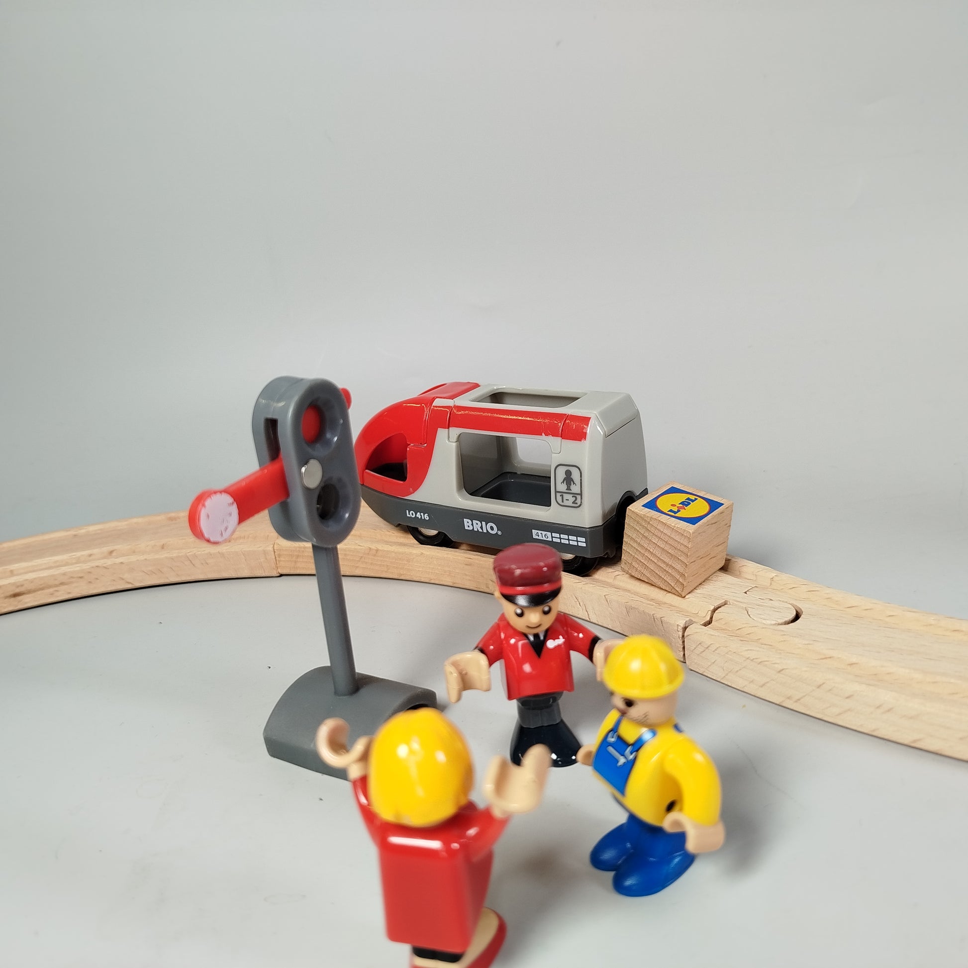 BRIO Holzeisenbahn-Set mit Tunnel und Zug