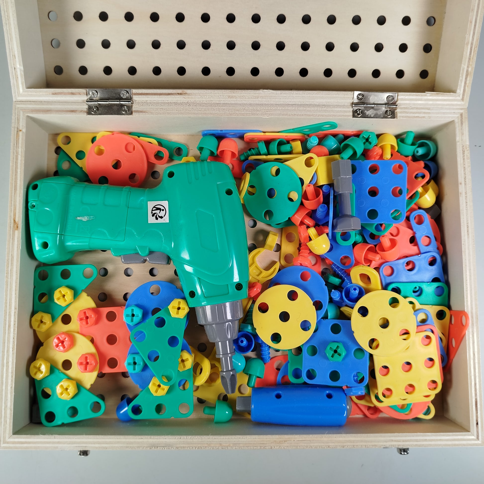  Konstruktionsspielzeug mit Bohrmaschine, Holzbox