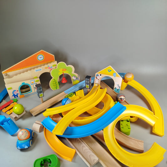 HABA Spielzeugbahn Set – Bunte Holzstrecken & Zubehör, gut