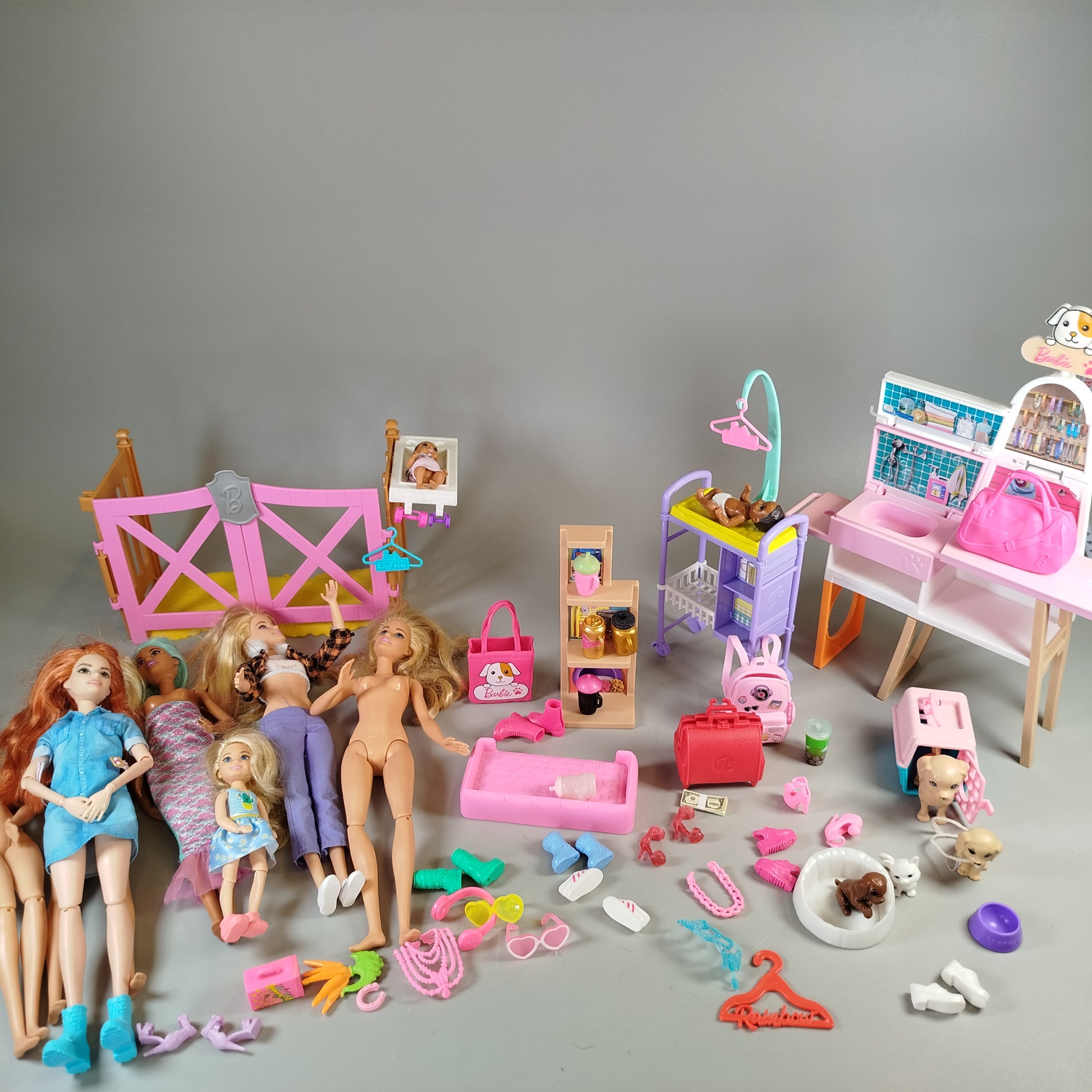 Mattel Barbie-Puppen Set von 8 mit Zubehör, ohne OVP