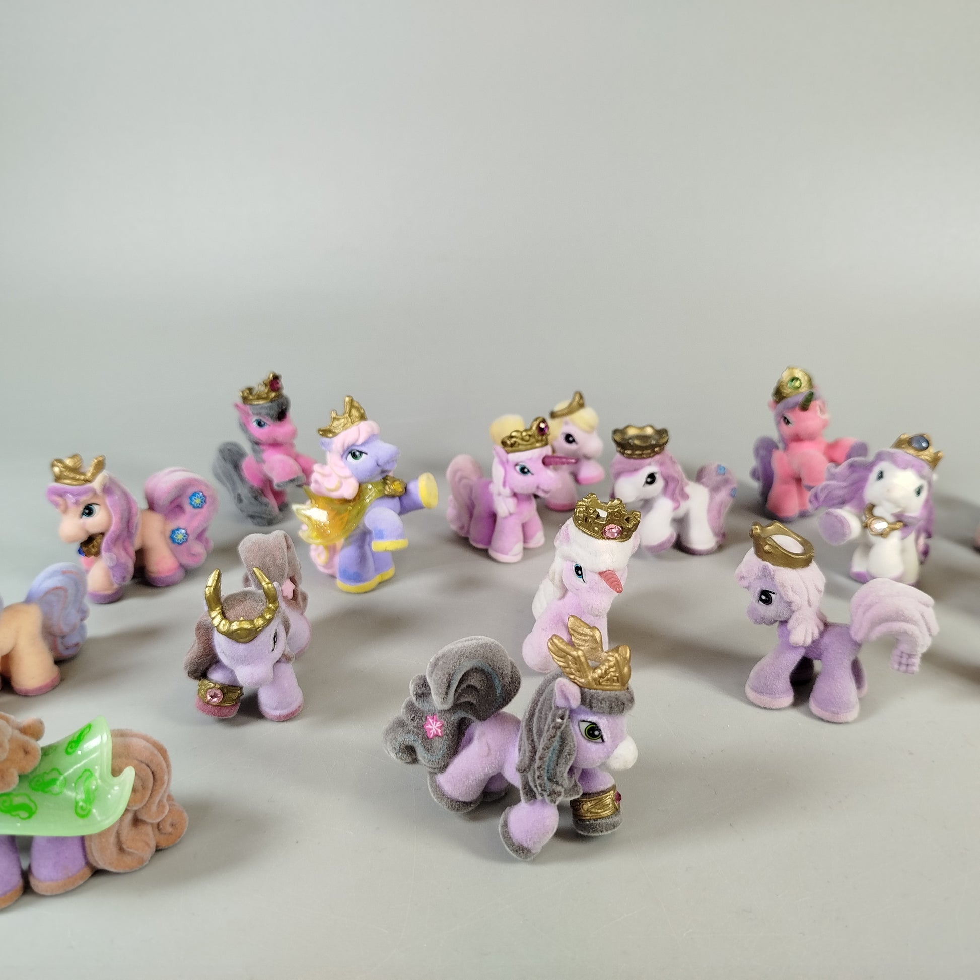 Sammelfiguren Fantasy Ponys Set – mit Kronen & Zubehör