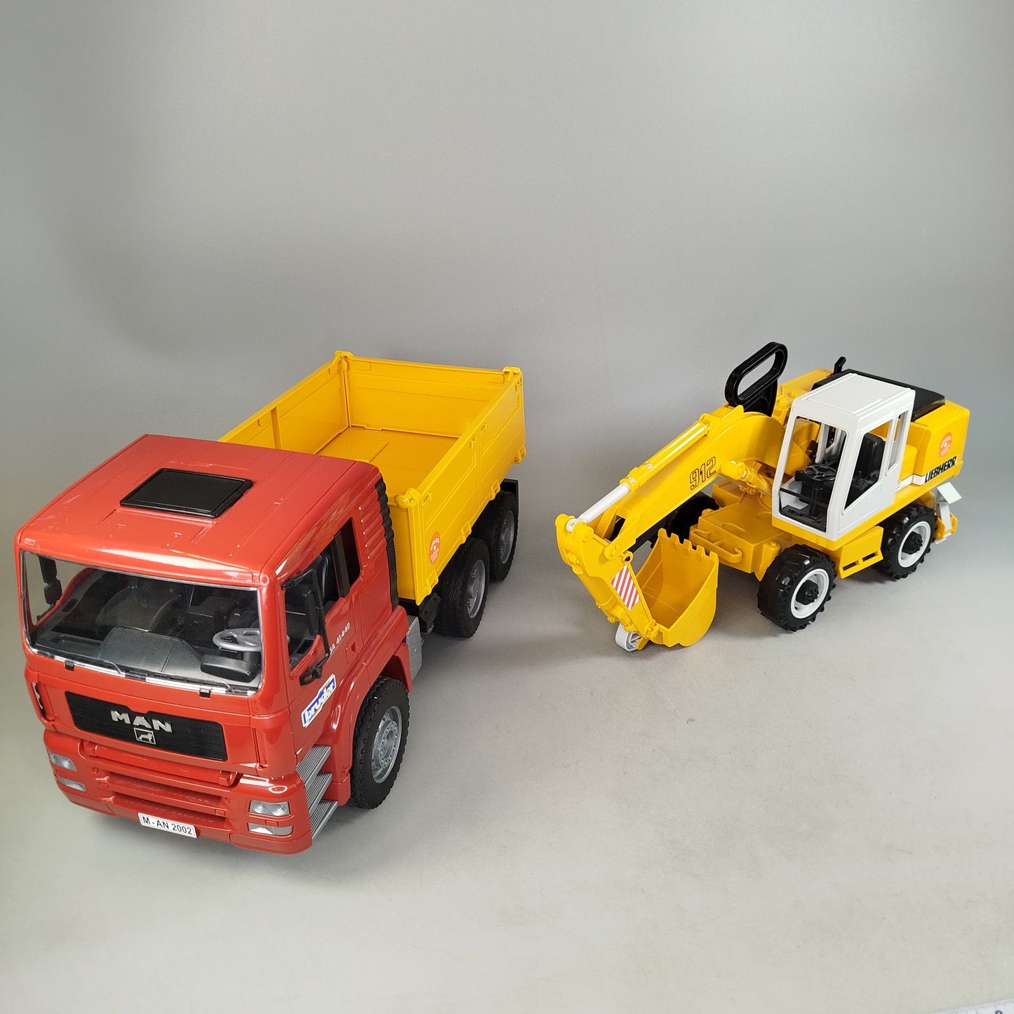Bruder Bundle MAN TGA Liebherr 912 2er Kipper & Bagger, gebraucht, ab 3 Jahre 