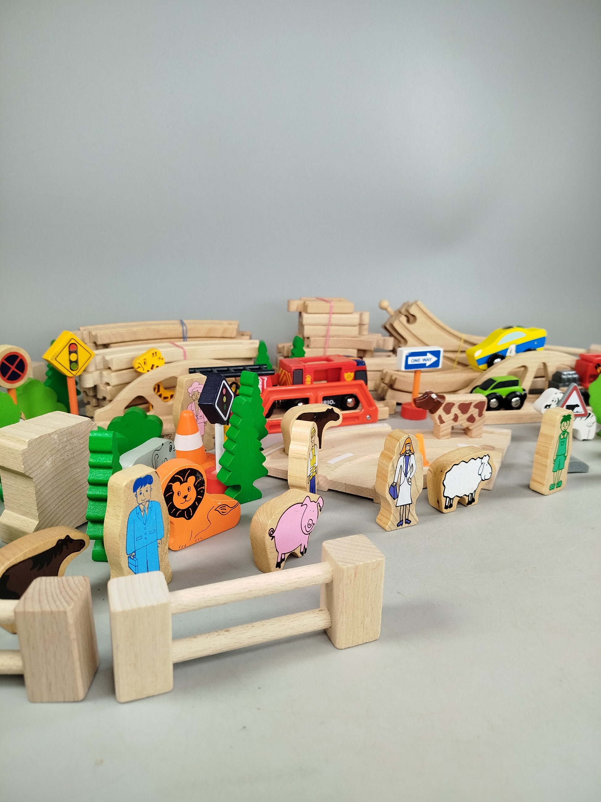 BRIO Holzeisenbahn Set – mit Schienen, Fahrzeugen & Figuren