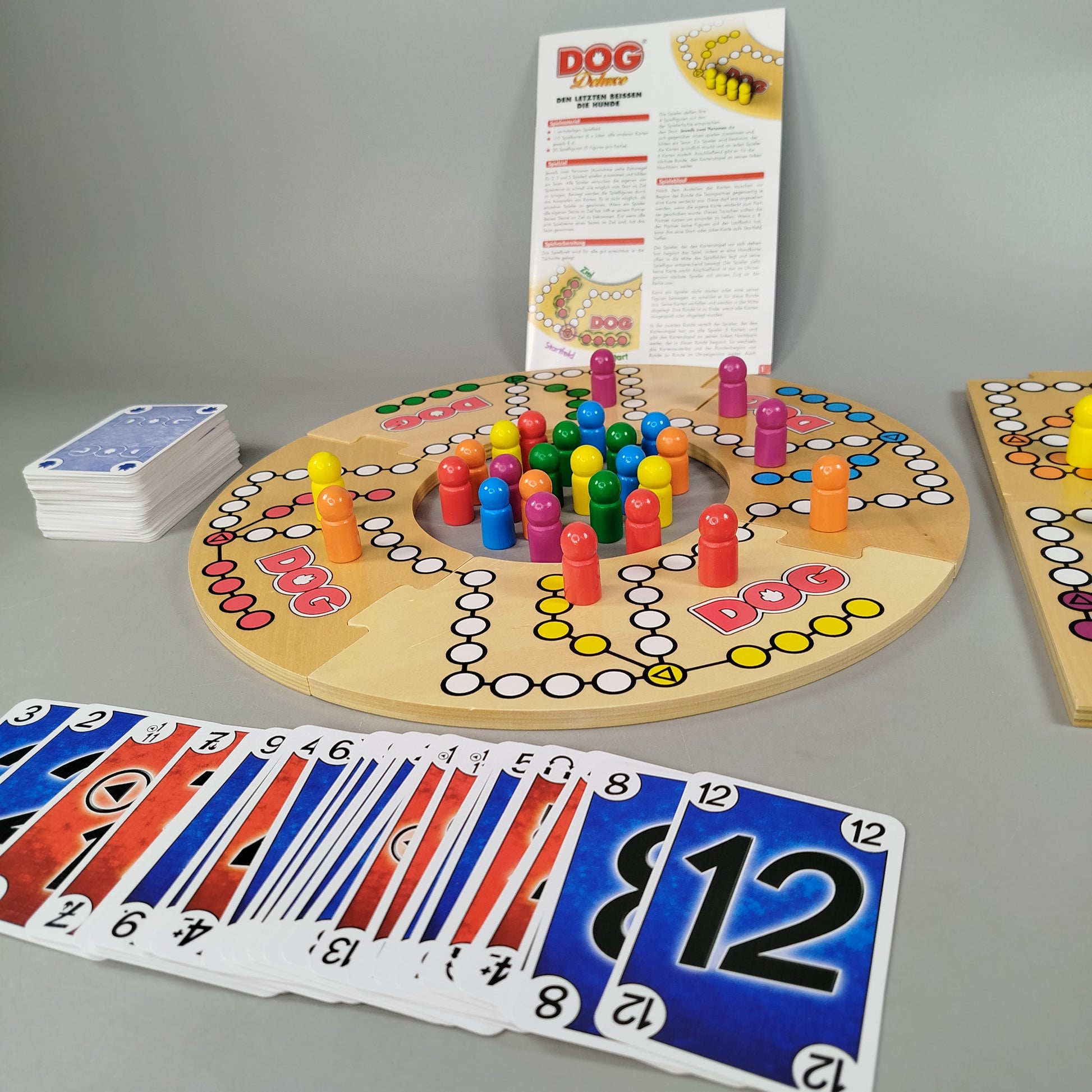 Schmidt Spiele DOG Deluxe – Brettspiel mit Karten & Holzfiguren, OVP