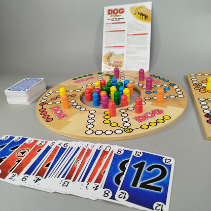 Schmidt Spiele DOG Deluxe – Brettspiel mit Karten & Holzfiguren, OVP