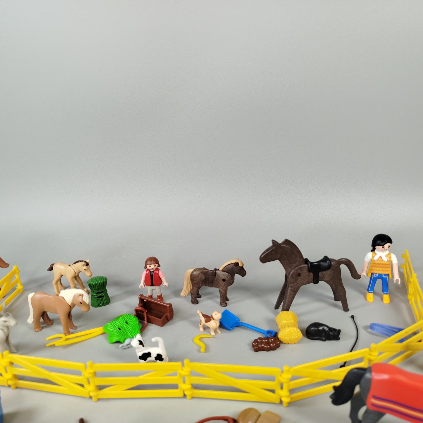 Playmobil Pferdehof – Reitstall-Set mit Figuren, Pferden & Zubehör