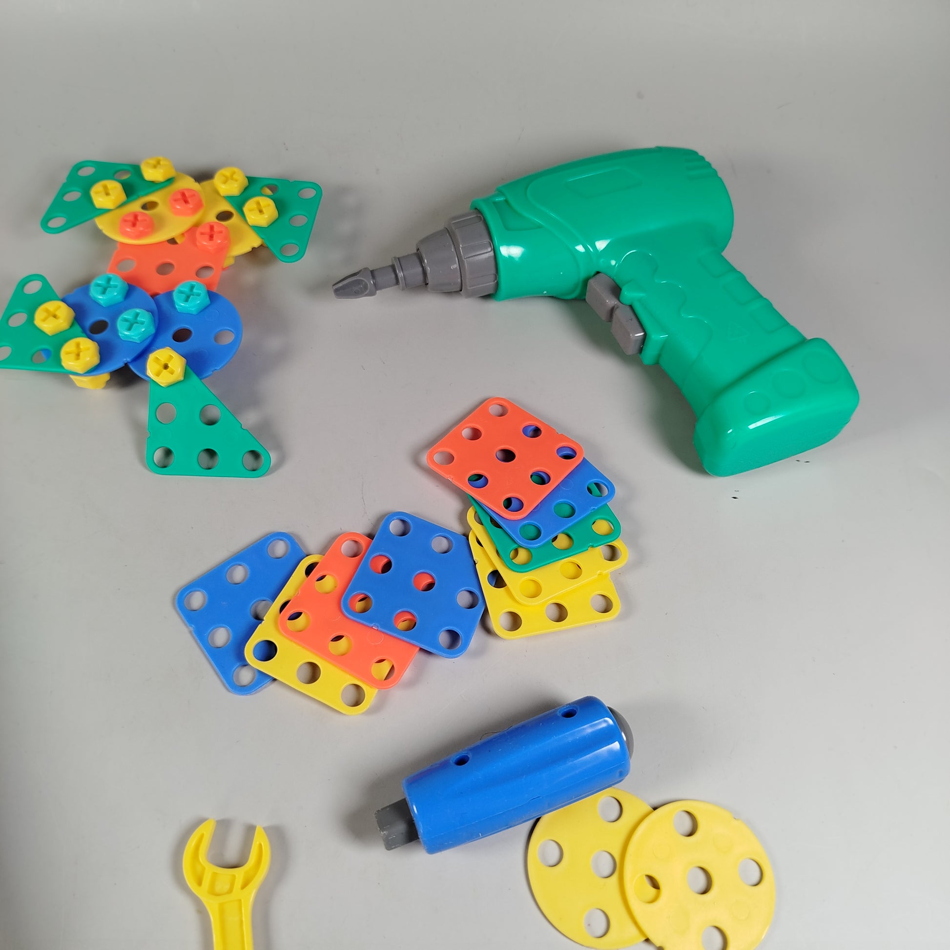  Konstruktionsspielzeug mit Bohrmaschine, Holzbox
