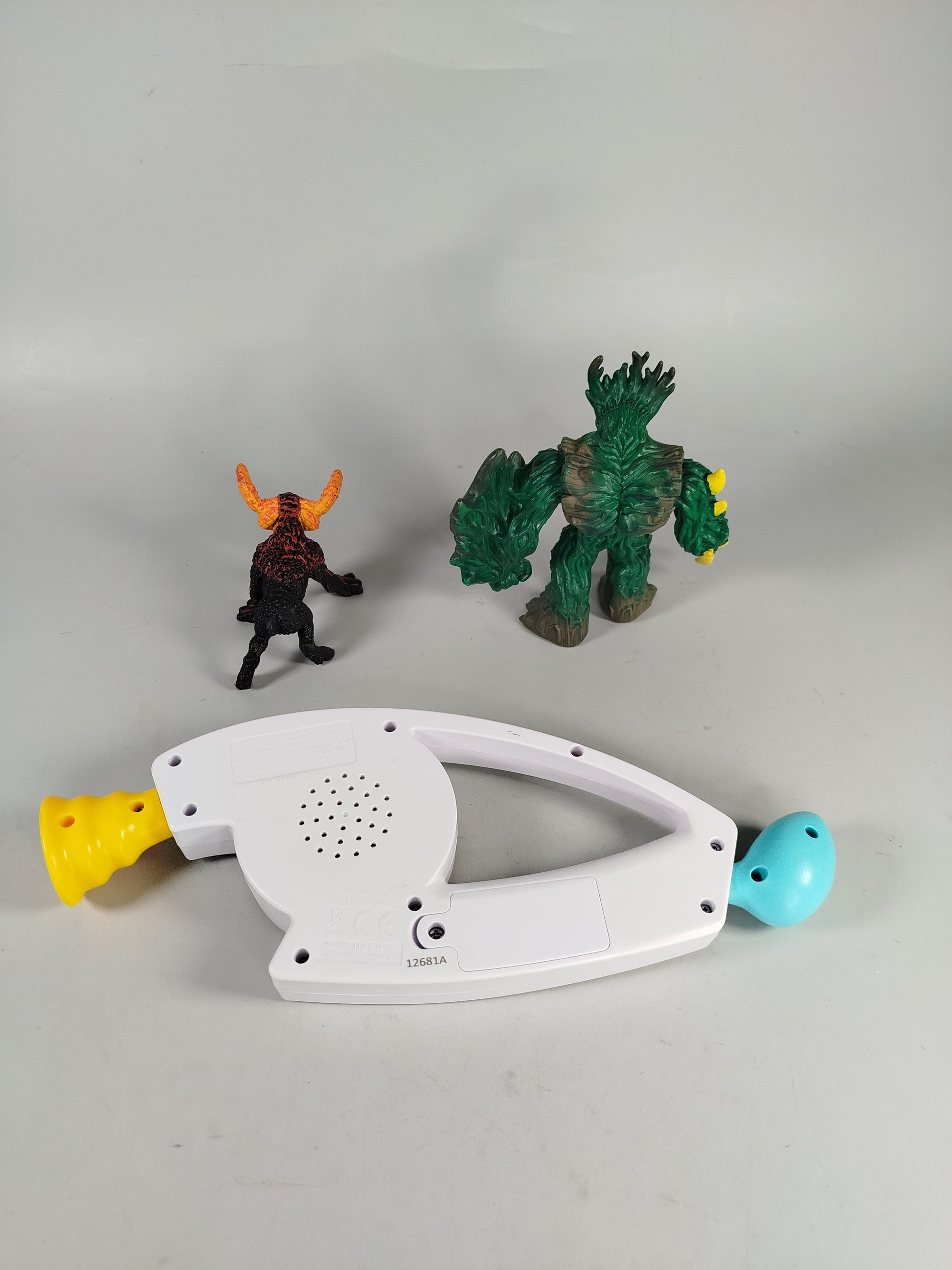  Spielzeug-Bundle: Bop It! und Monster Schleich-Figuren 