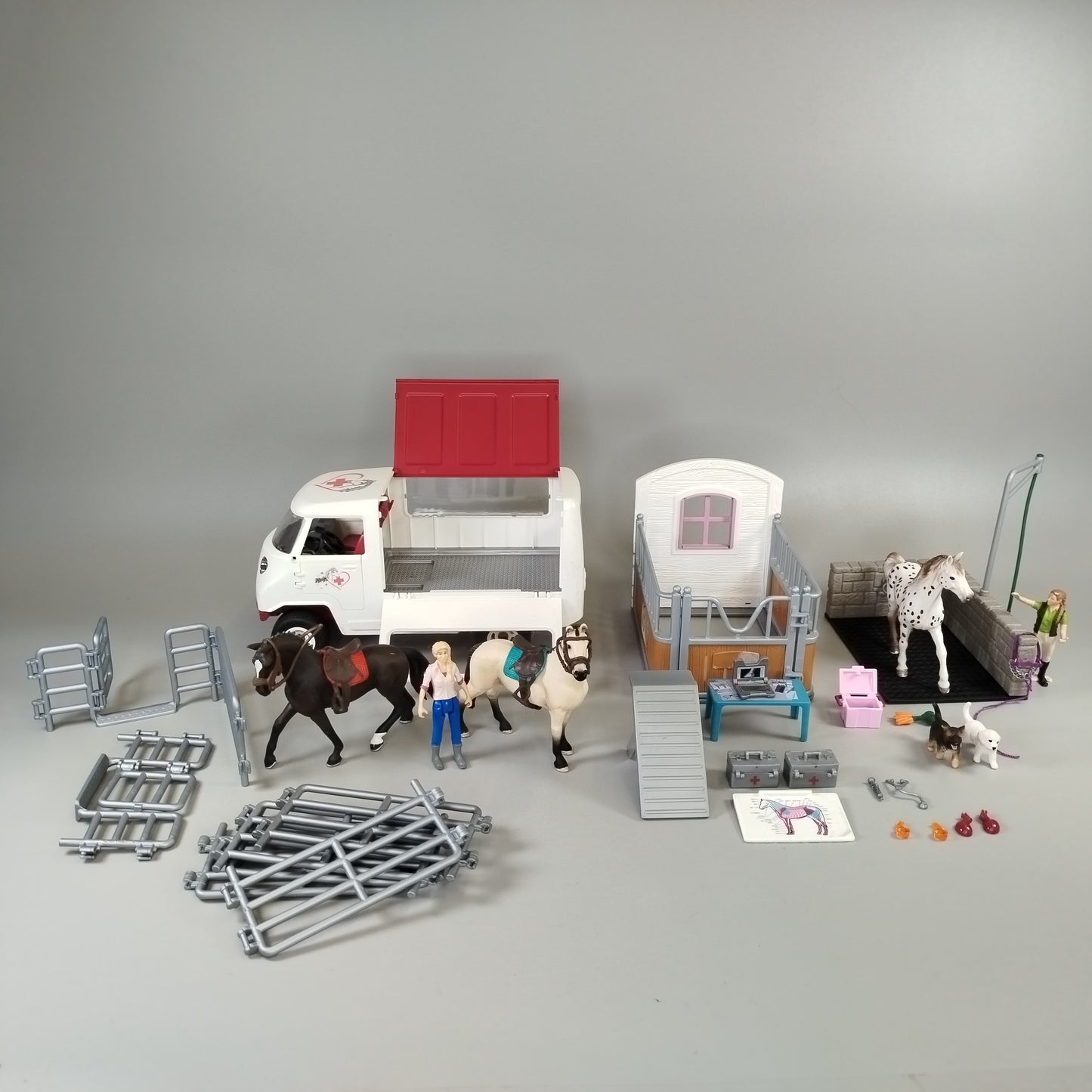 Schleich Pferdepflege Spielset – Tierarztwagen, Stall, Waschplatz