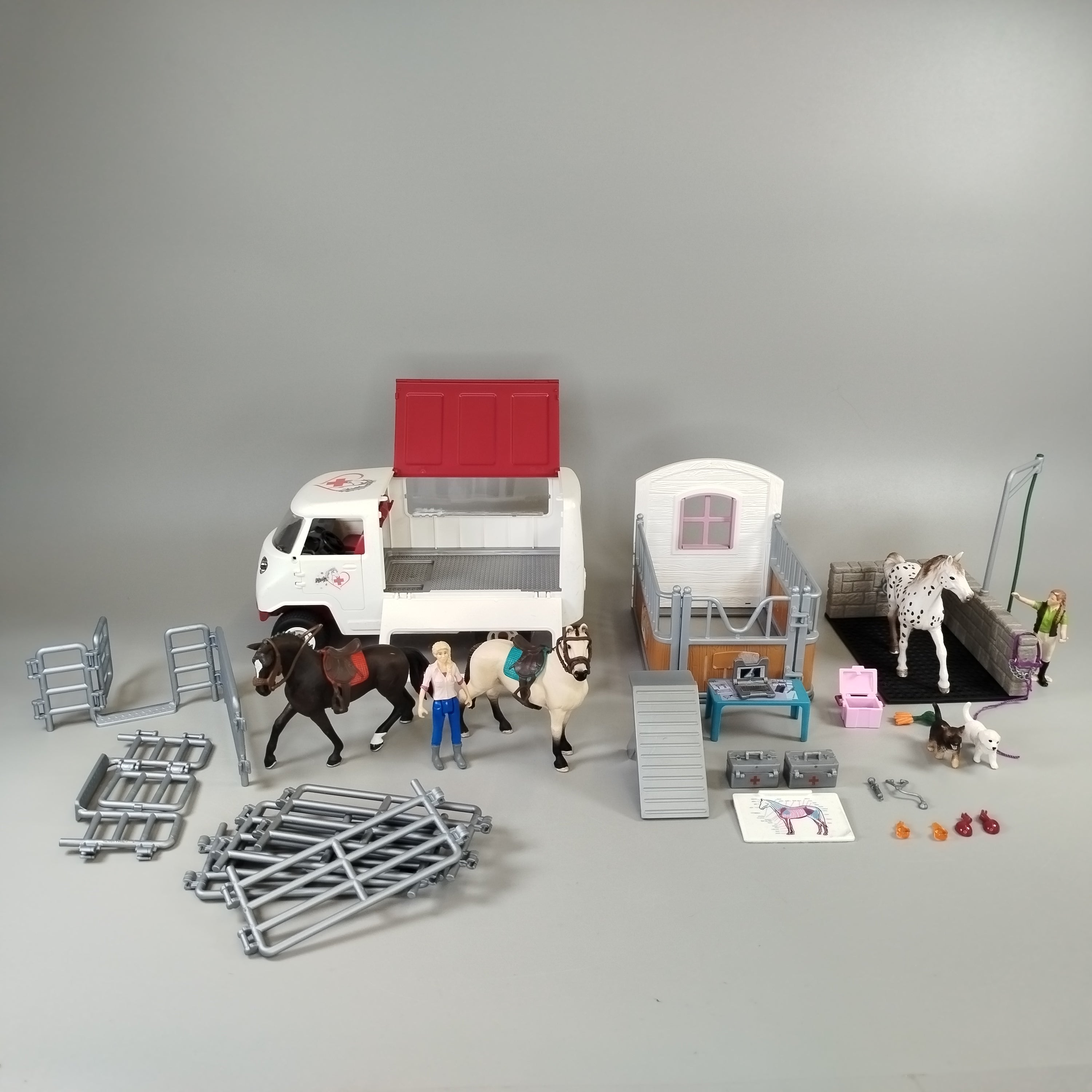 Schleich Pferdepflege Spielset – Tierarztwagen, Stall, Waschplatz