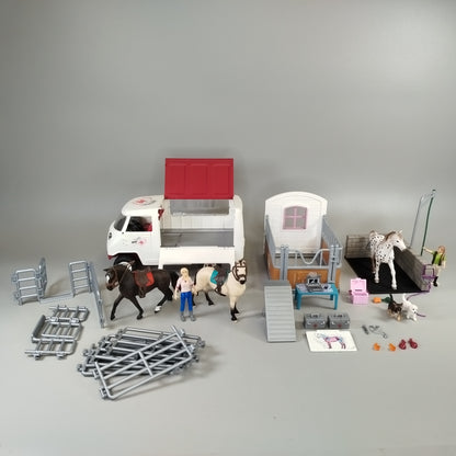 Schleich Pferdepflege Spielset – Tierarztwagen, Stall, Waschplatz