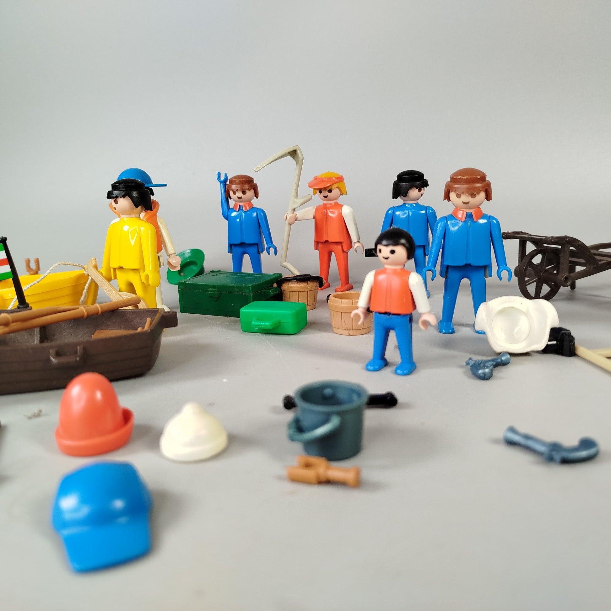 Playmobil Konvolut – 13 Figuren & 2 Boote mit Zubehör
