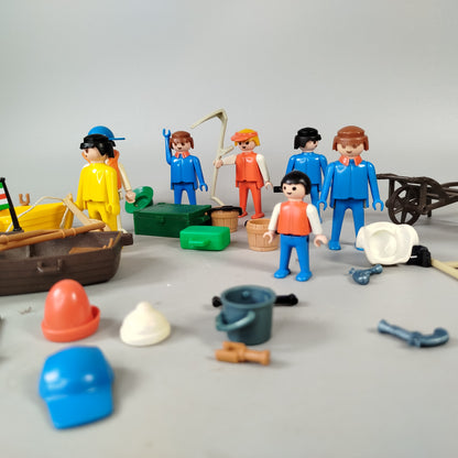 Playmobil Konvolut – 13 Figuren & 2 Boote mit Zubehör