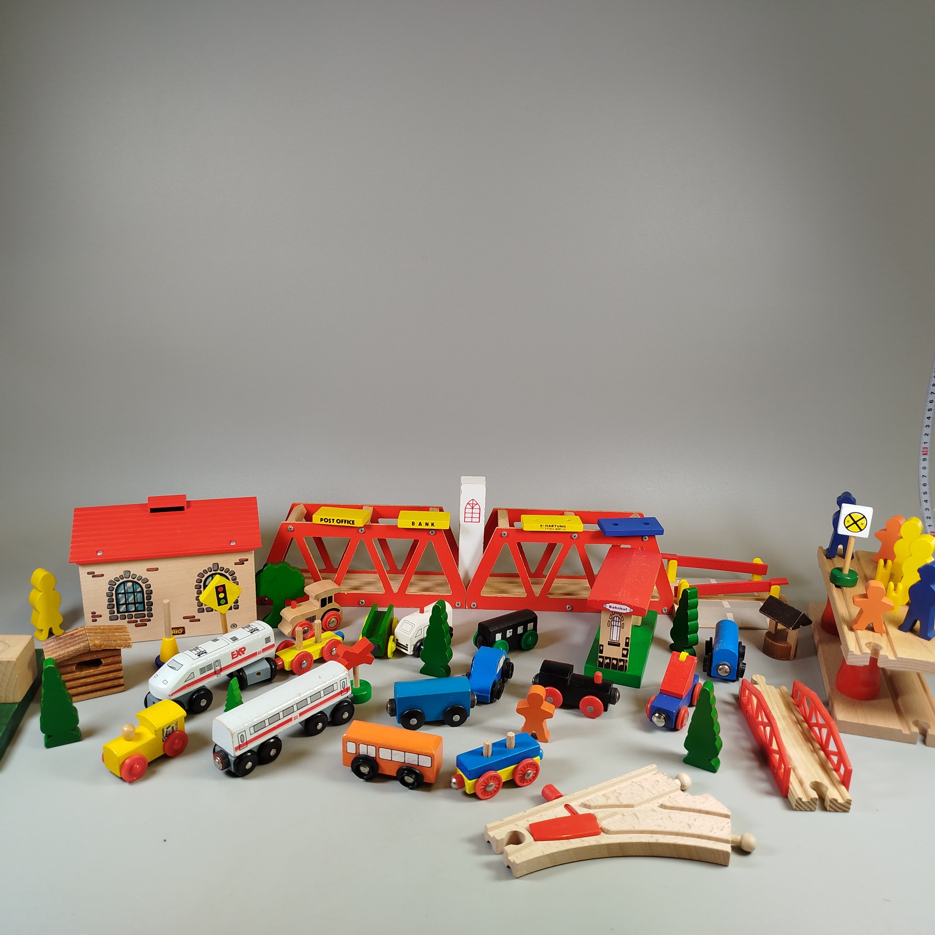 Brio Holzeisenbahn Set - Züge, Schienen & Gebäude, gebraucht