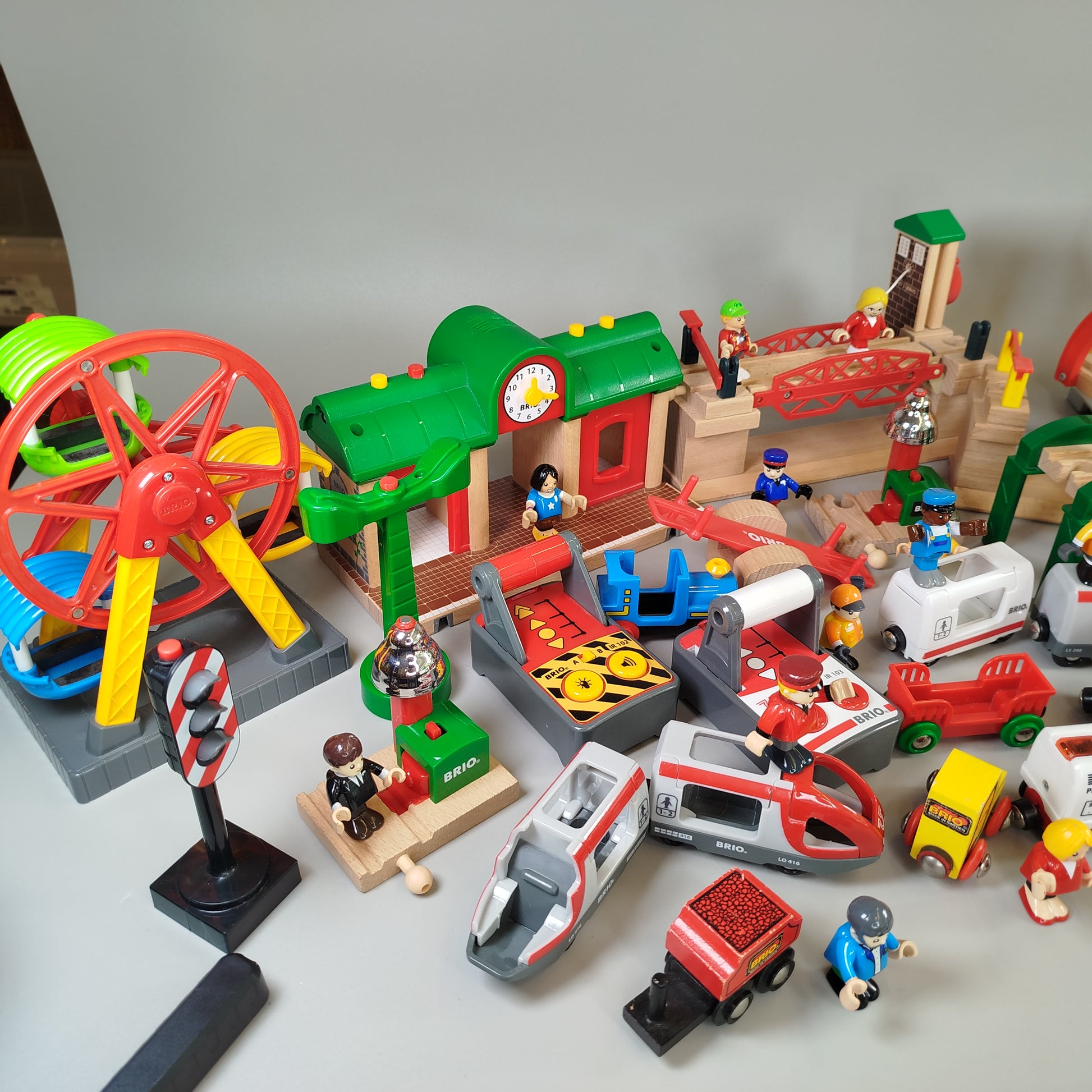 BRIO Holzspielzeug Konvolut- Züge, Häuser & Fahrzeuge