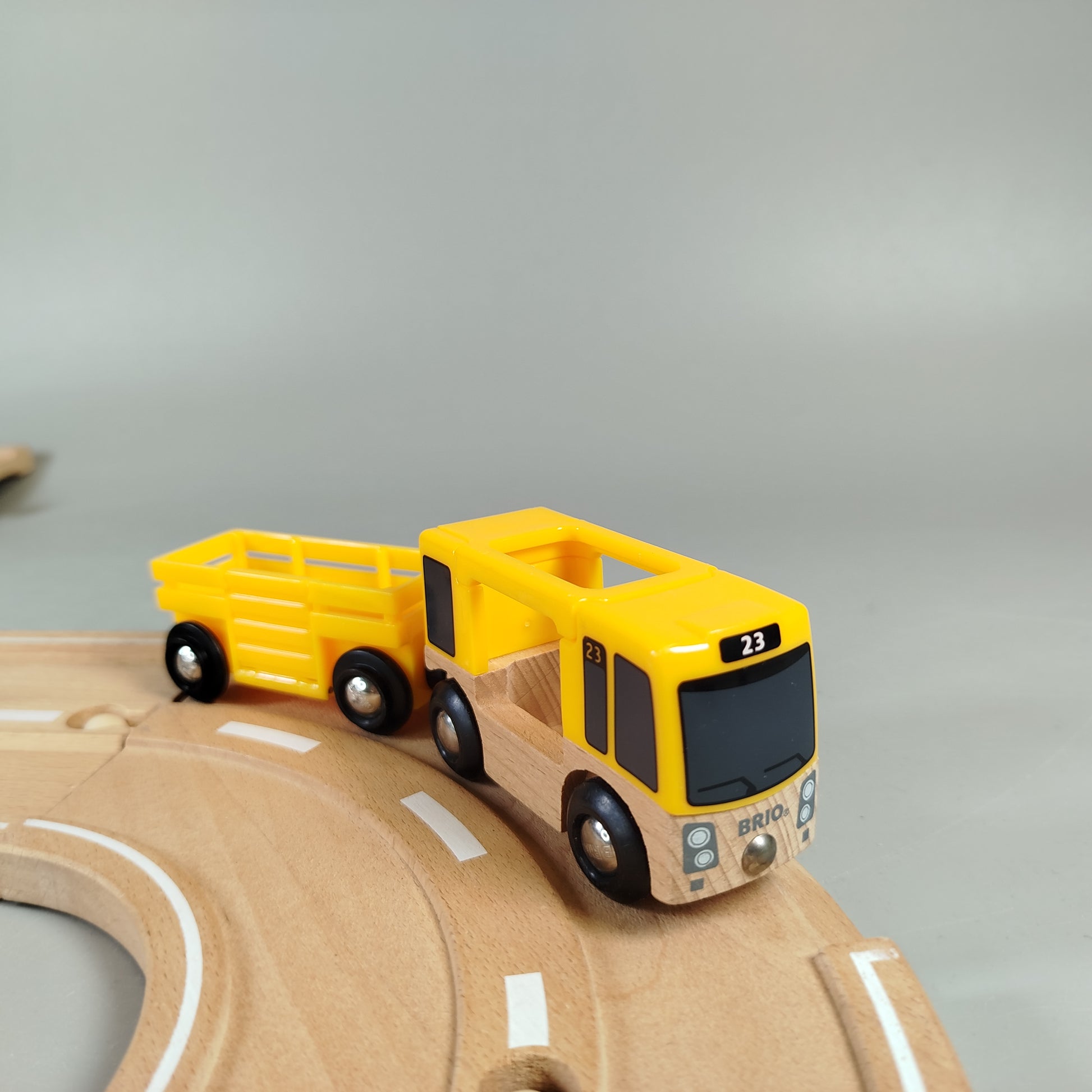 Brio Holzspielzeug Set – Strecke mit Fahrzeugen, Spielspaß