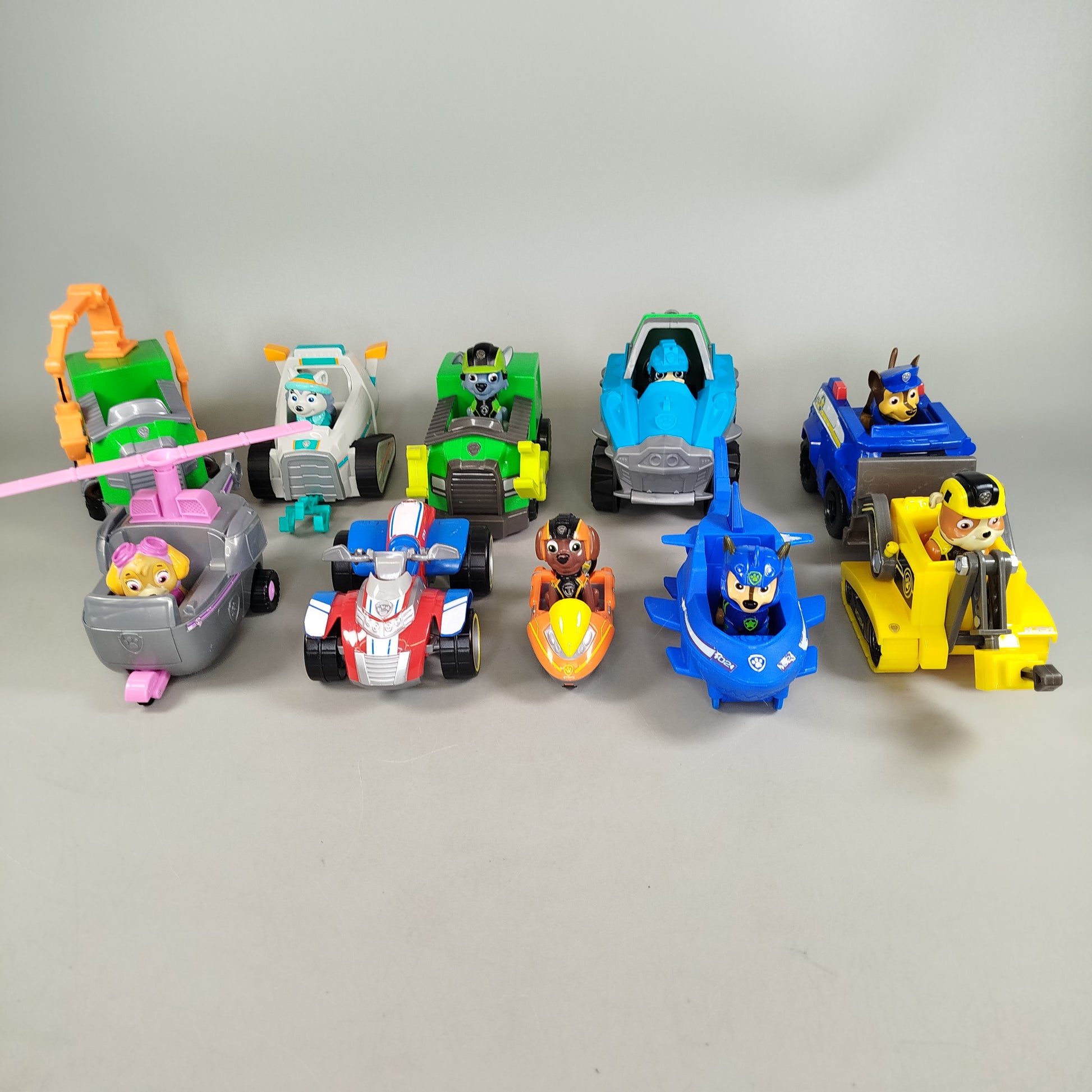 Paw Patrol Spieleset – Set von 8 Hundefiguren & 10 Fahrzeugen