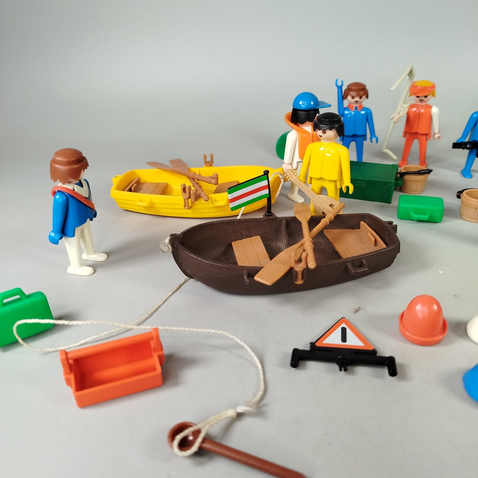 Playmobil Konvolut – 13 Figuren & 2 Boote mit Zubehör