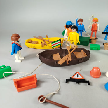 Playmobil Konvolut – 13 Figuren & 2 Boote mit Zubehör
