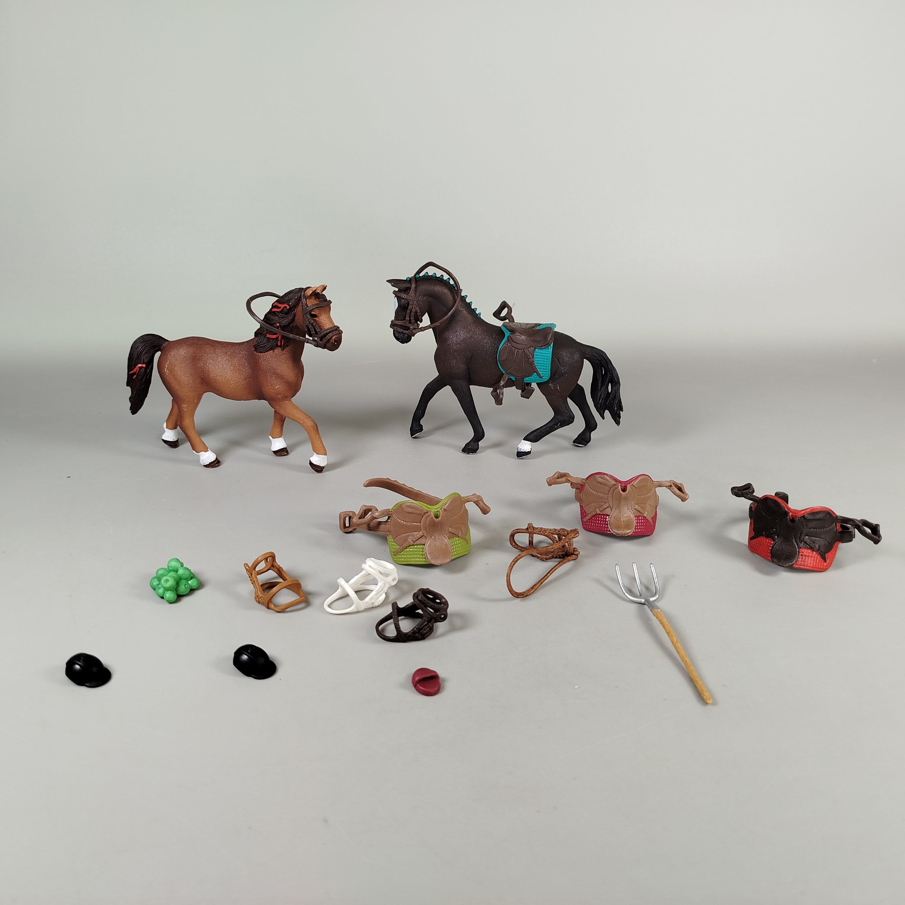 Schleich Pferde und Zubehör Set von 2, wie neu