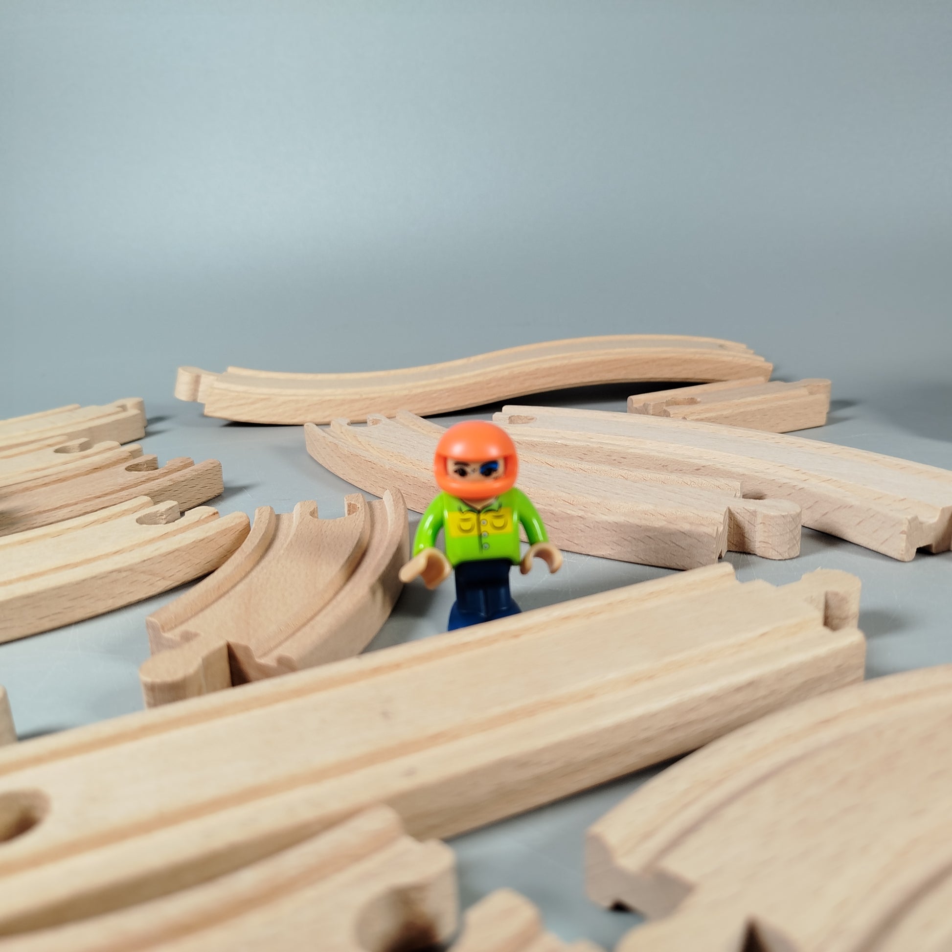 Holzeisenbahn Set – Fahrzeuge, Figuren & Plastikbrücke