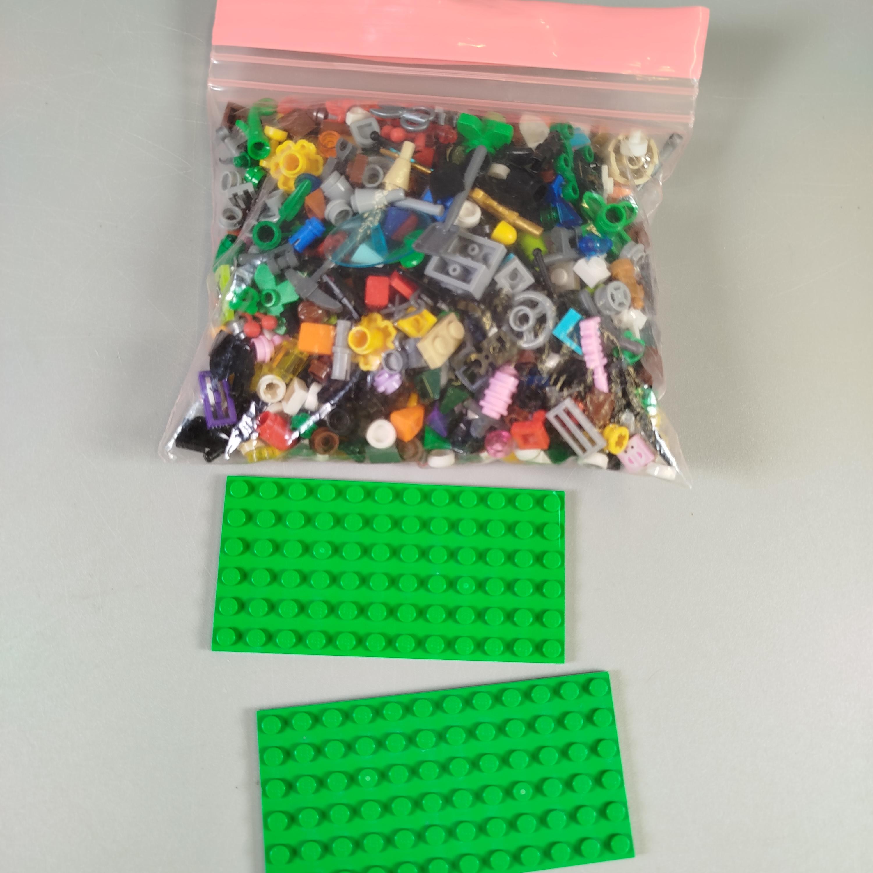LEGO Konvolut Bausteine und 2 grüne Platten