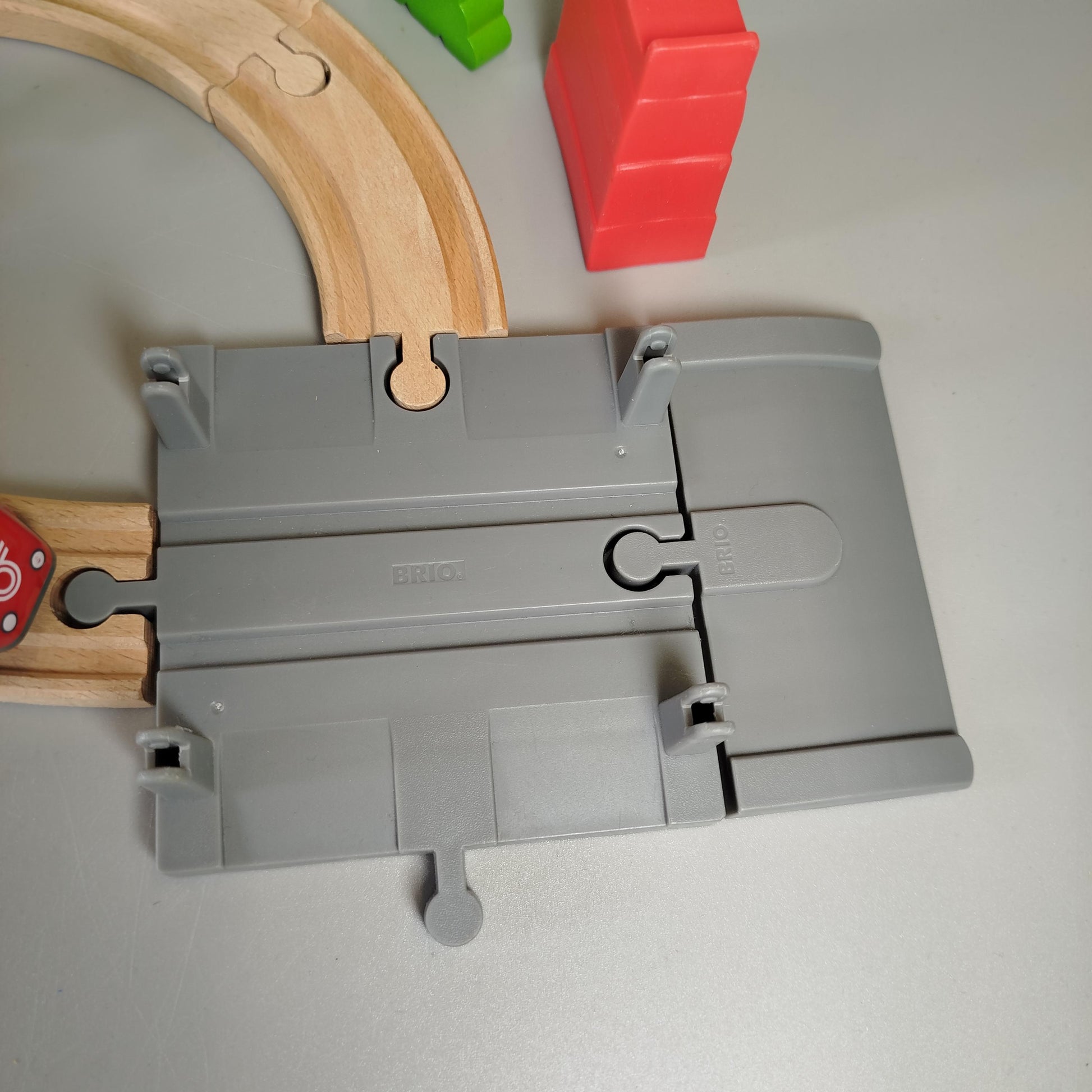 BRIO Holzeisenbahn Set – Züge, Schienen, Figuren & Zubehör