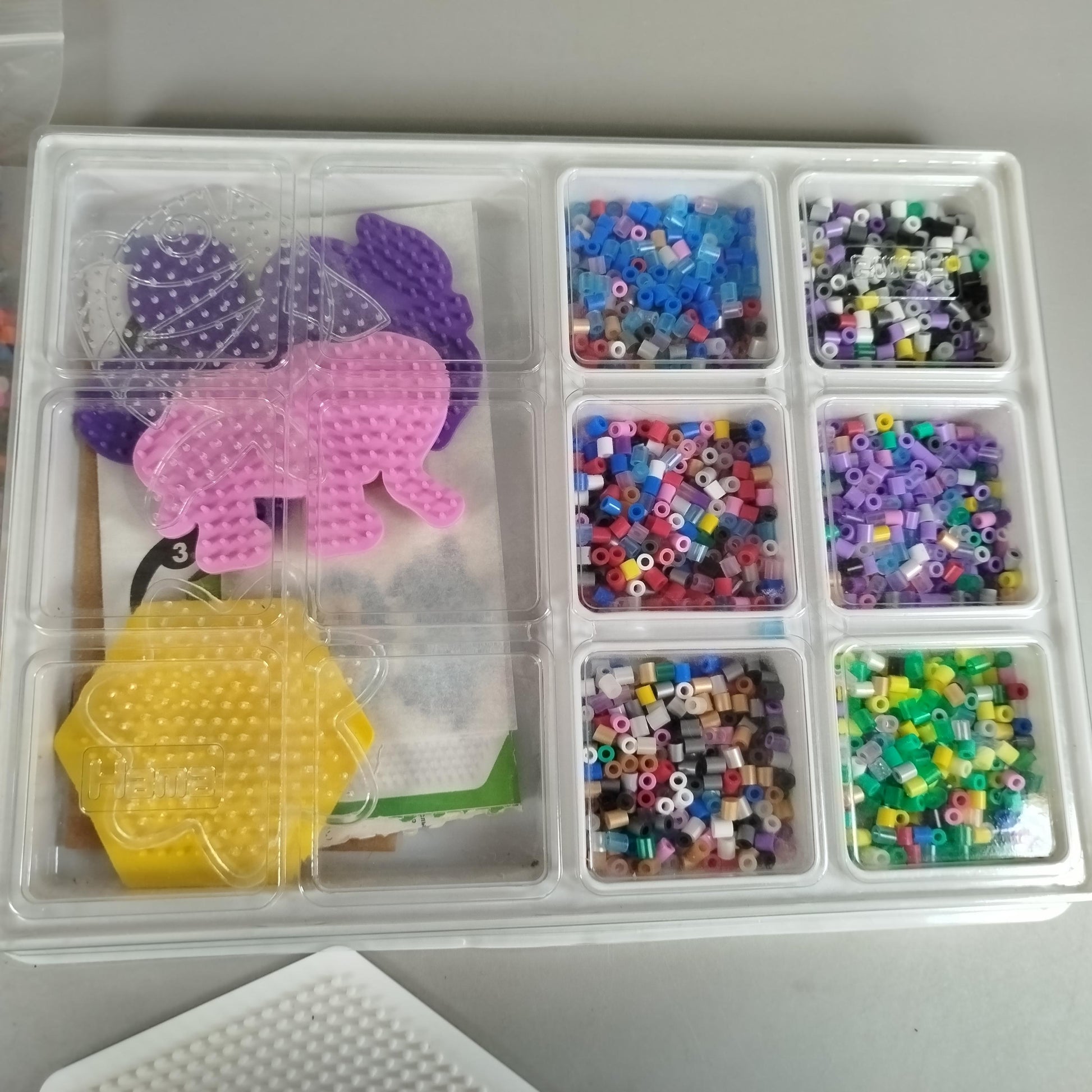 Bügelperlen Set – farbenfrohes Bastelset mit Steckplatten