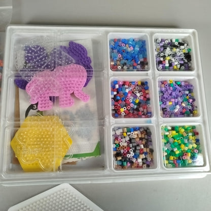 Bügelperlen Set – farbenfrohes Bastelset mit Steckplatten