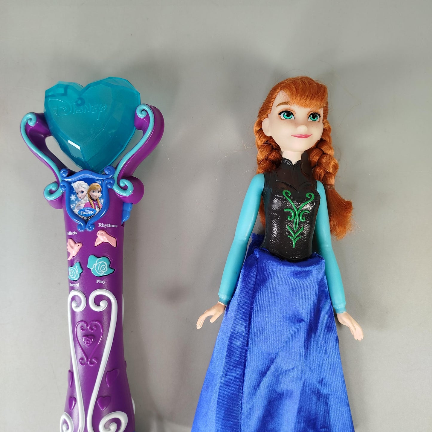 Disney Frozen Puppenset – Elsa, Anna & Mikrofon, Set von 3