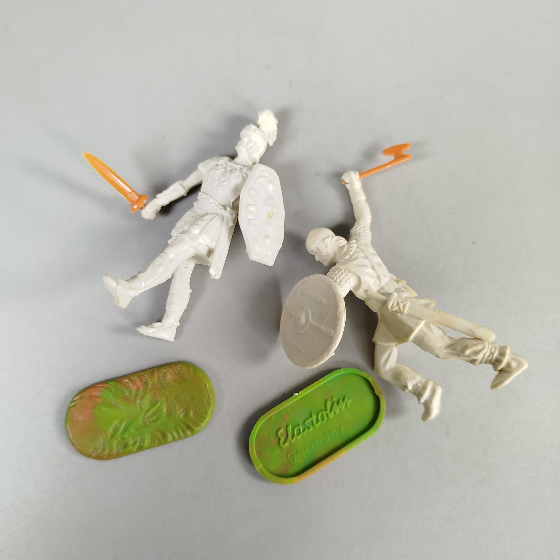 Elastolin Soldatenfiguren Set von 2 mit Waffen – Sammlerfiguren