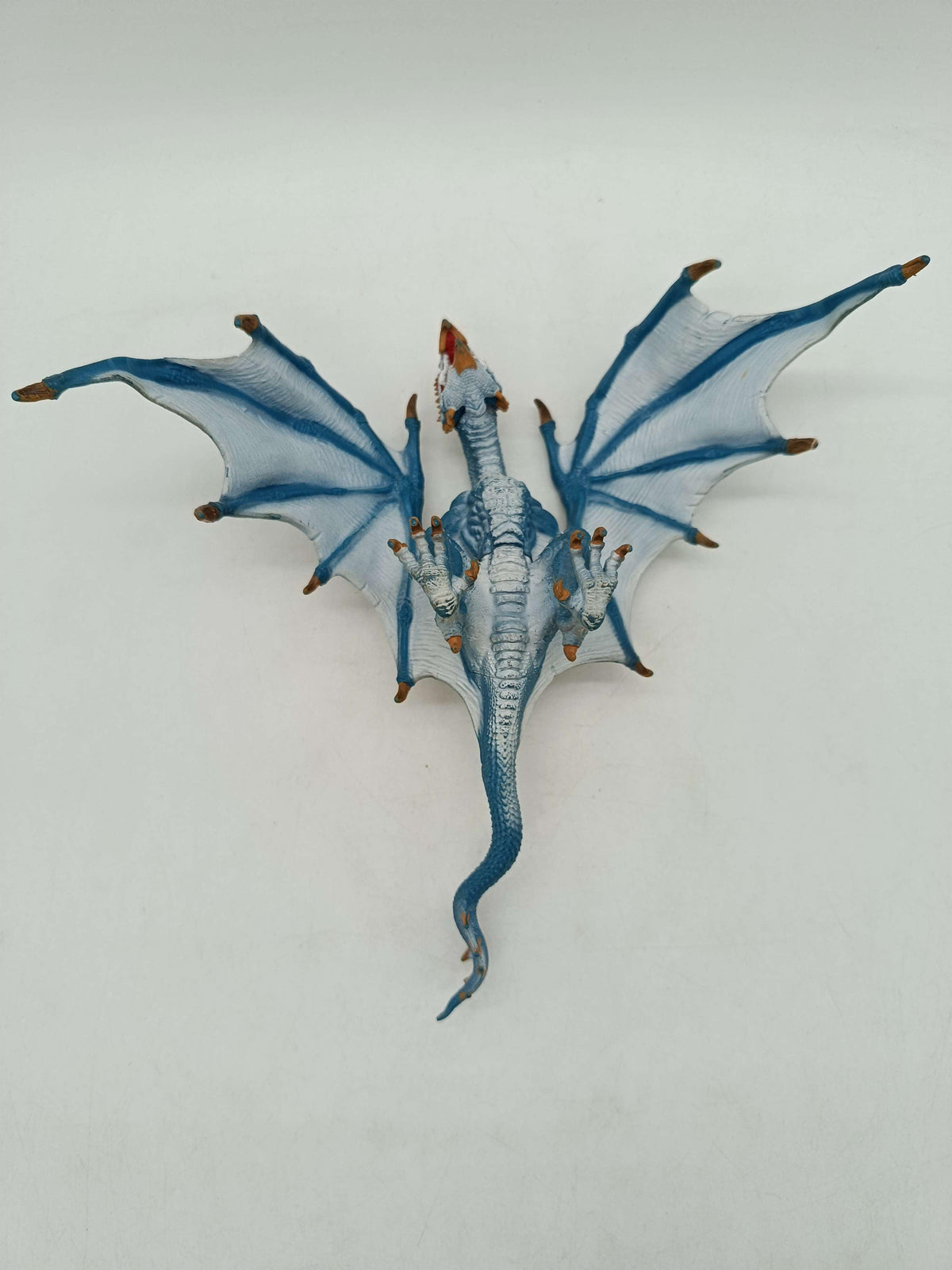 Fantasy Drache Blau-Weiß Spielfigur mit gelbem Kamm