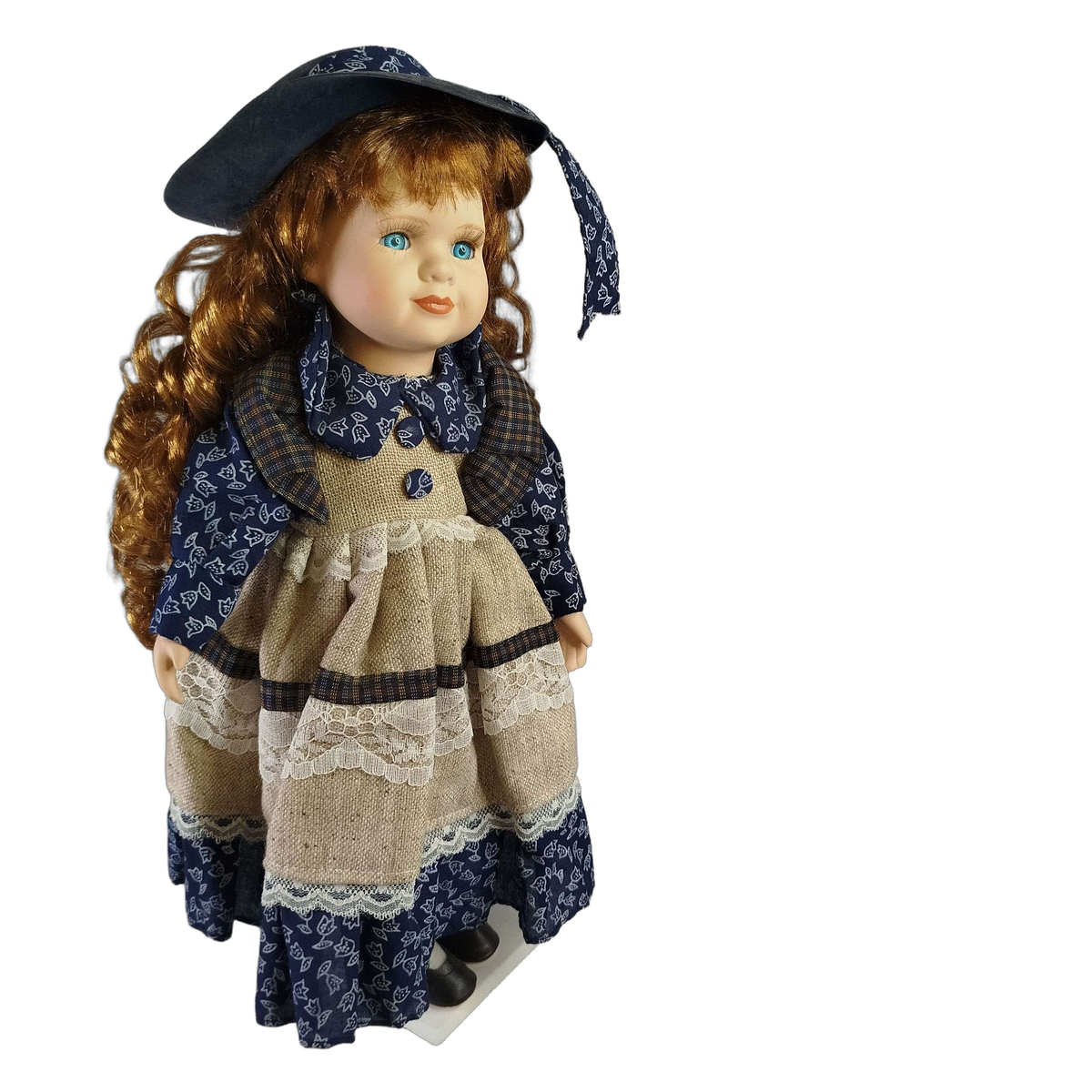 Porzellanpuppe Landhauskleid mit Hut & Ständer, 40 cm